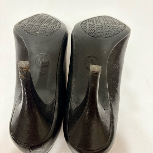 Michael Kors Flex Mid-Heel pumps in black leather. - Picture 9 of 10